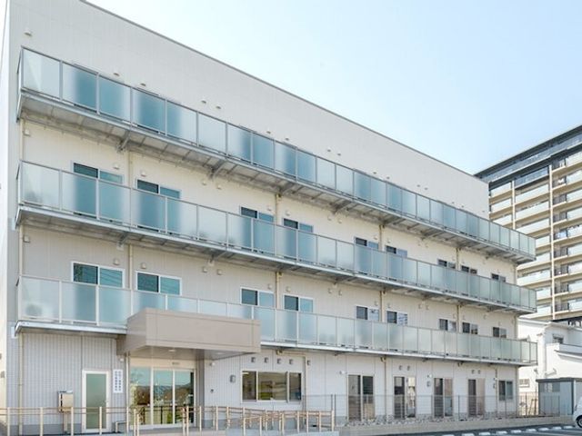白い建物の外観 外観 清潔感のある白い外壁が印象的な建物です。広々としたエントランスが迎えてくれる、安心感のある環境がここにはあります。