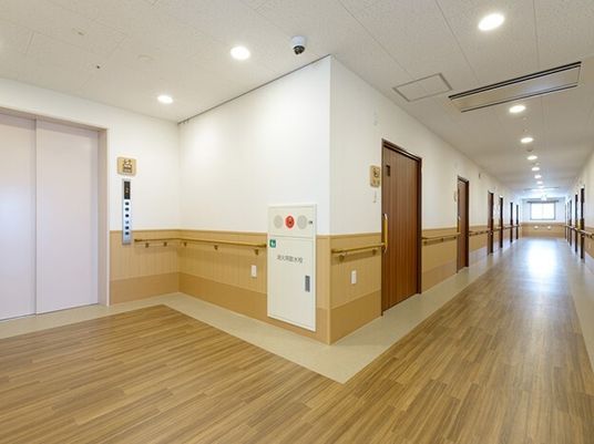 清潔な施設の廊下
