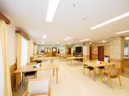 明るい食堂の様子