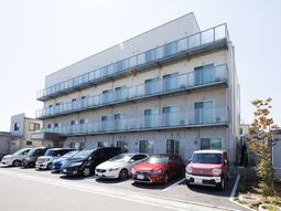 白い建物の外観