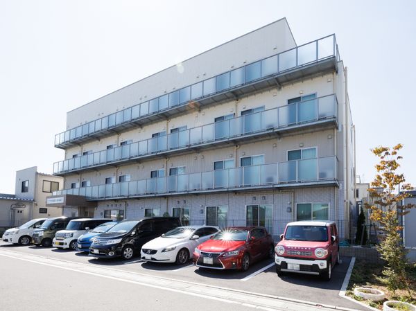 白い建物の外観