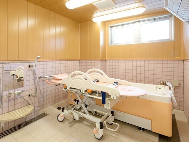 清潔な浴室の設備 機械浴 手すりが備わった浴室は、安全に配慮された設計です。ユニットバスには、利用者の快適さを考えた機能が整っています。