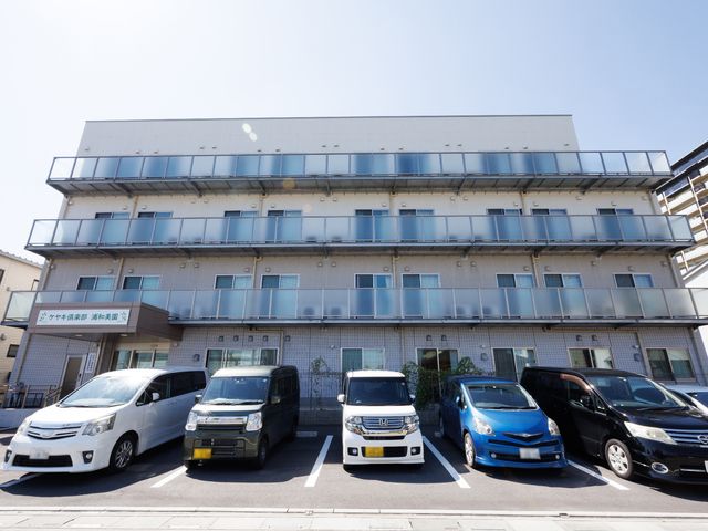 明るい日差しの外観 外観 日差しが差し込む快適な職場で、人々のサポートを行いませんか。アクセスしやすい立地の施設です。