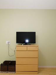 壁掛けテレビとタンス