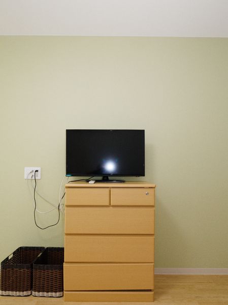 壁掛けテレビとタンス