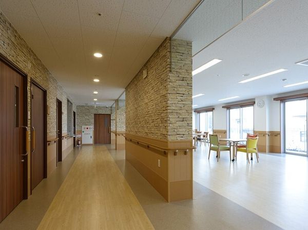 明るく広い廊下