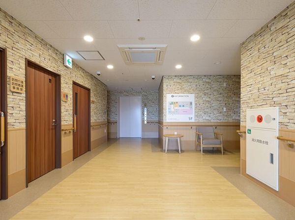 明るい廊下と掲示板