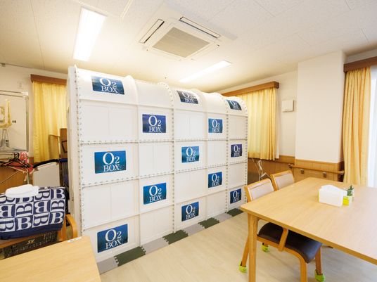 酸素ボックスのある食堂