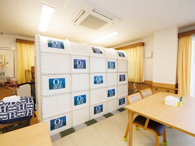 酸素ボックスのある食堂