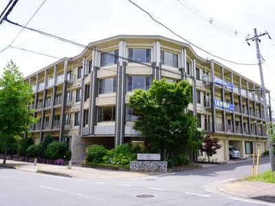 明るい外観の建物