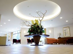 広々とした明るいロビー