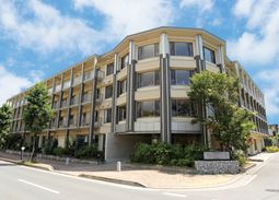 明るい外観の建物