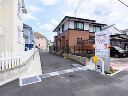 施設の入口と外観