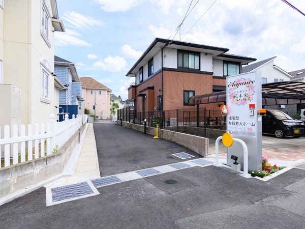 施設の入口と外観
