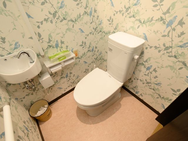 清潔なトイレ空間 トイレ 清潔感あふれる落ち着いたデザインのトイレで、利用者のプライバシーと快適性に配慮されています。