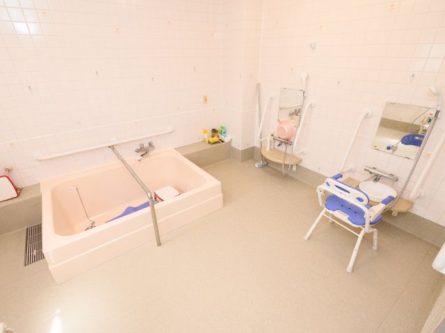 バリアフリー設計の浴室 浴室 安全に配慮された浴室で、リフトや手すりが整っています。利用者の快適な入浴を支えるための設備が充実しています。