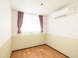 清潔で明るい居室の一角