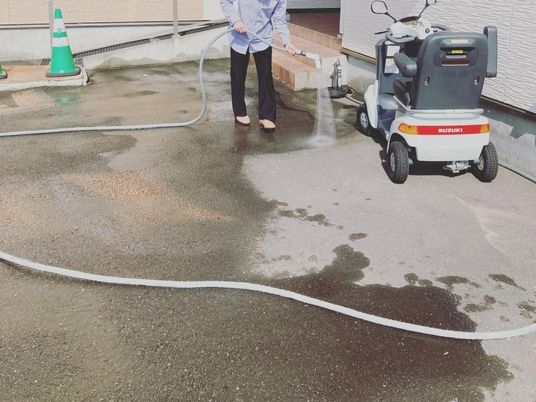 清掃中の屋外通路  
