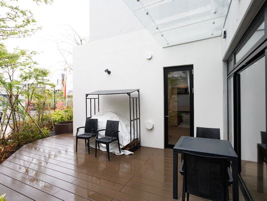 屋外のテラスと植物