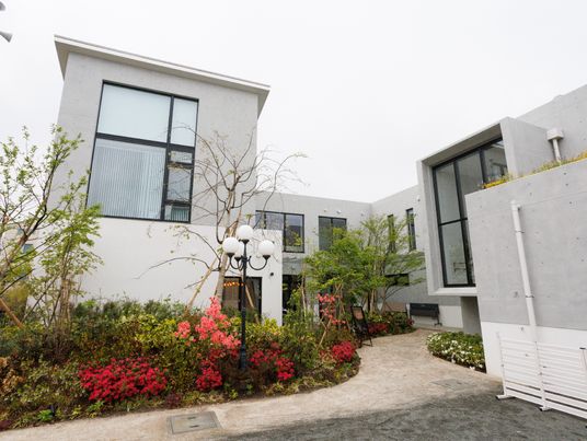 モダンな建物と緑の庭