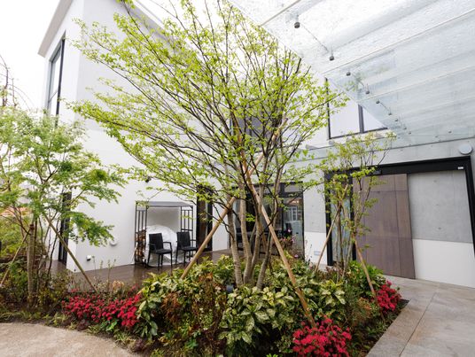 緑あふれる施設外観