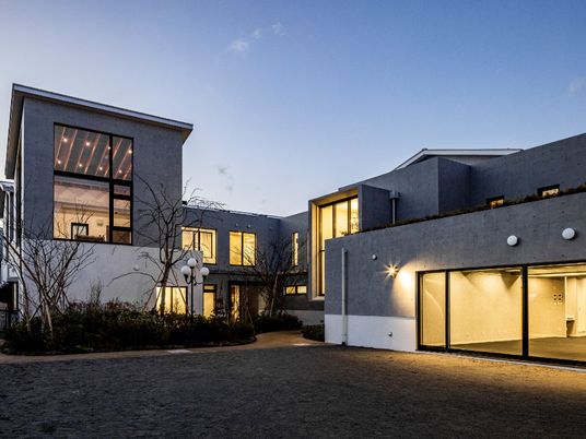 夕暮れ時のモダンな外観