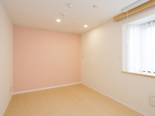 広々とした明るい居室