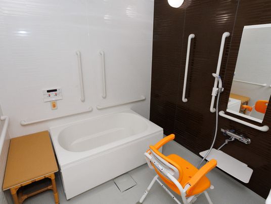 バリアフリー設計の浴室
