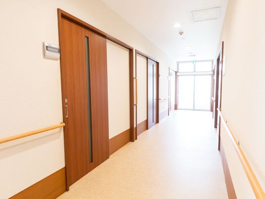 明るく清潔な廊下