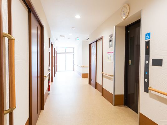 きれいな廊下とエレベーター