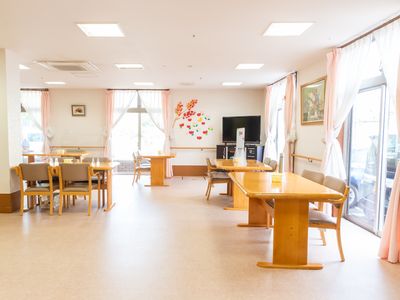 明るい共有ダイニング