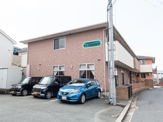 明るい外観の建物