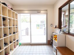 エントランスの靴棚と玄関
