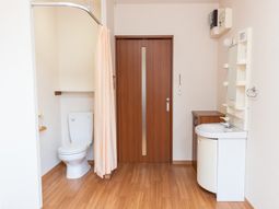 清潔感のあるトイレと洗面台