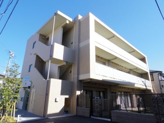 明るい建物の外観