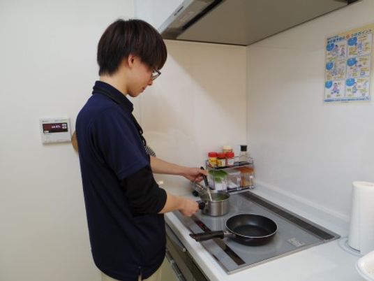 料理をするスタッフ