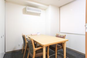 居室のテーブルと椅子