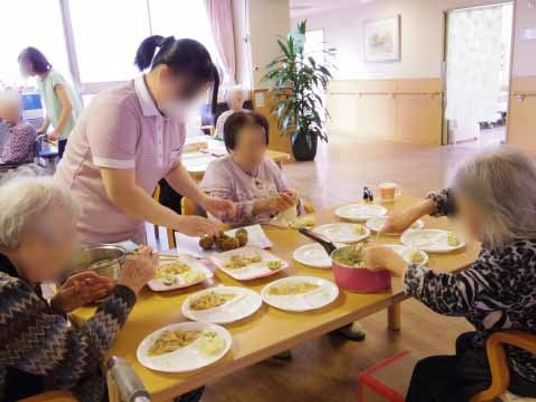 食事の様子とスタッフ