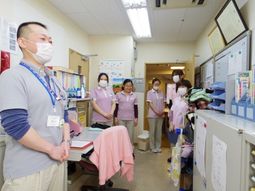 スタッフが立つ事務室