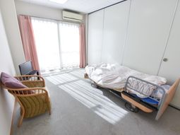 明るい個室の居室