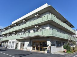 明るい外観の建物