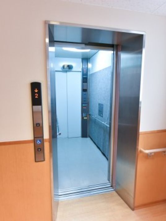 「フォービスライフグループホーム英」のエレベーター。車いす対応のエレベーターを完備している。