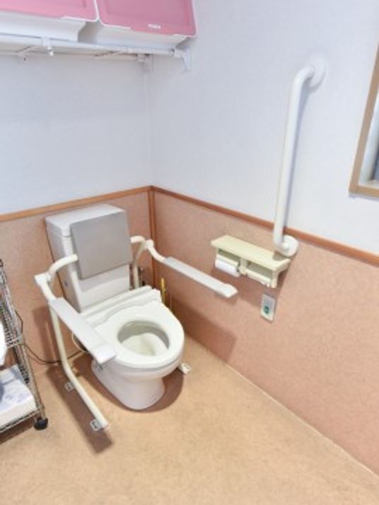 「フォービスライフグループホーム英」のトイレ。手すりを設けている。