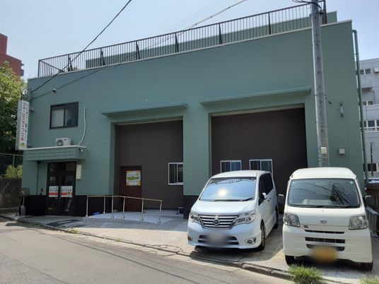 緑の外壁の建物