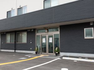 モダンな建物のエントランス