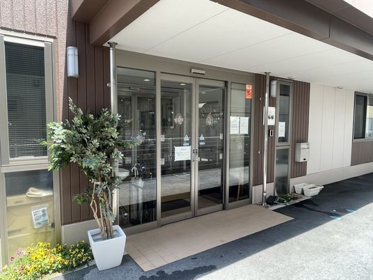 光が差し込むエントランス