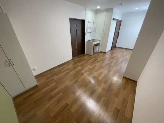 明るい木目調の廊下