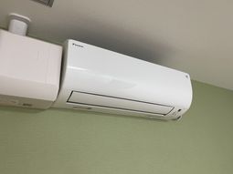 白い空調設備の壁