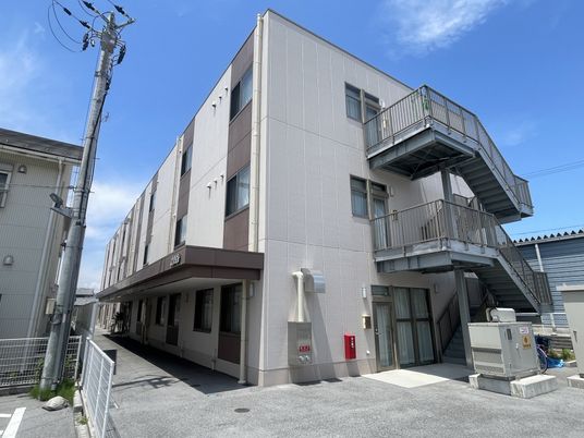 青空に映える建物外観