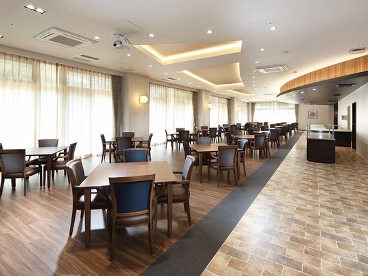 広々とした明るい食堂